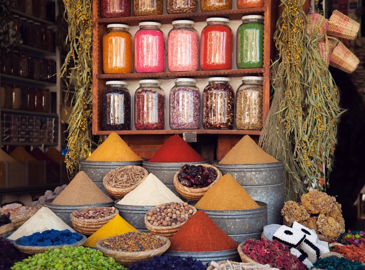 Étal d'épices et de produits d'épicerie afro-antillaise