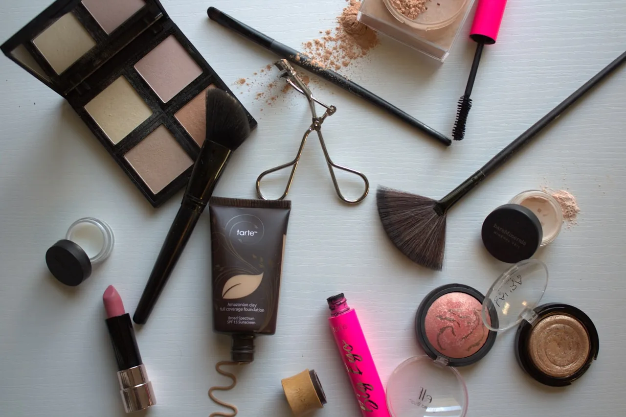 Produits de maquillage — fond de teint, palettes, pinceaux