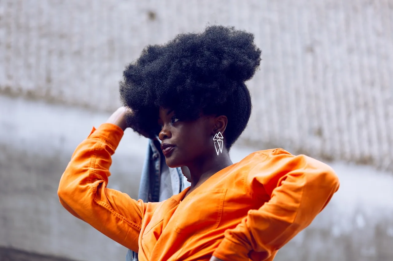 Femme aux cheveux crépus naturels — univers du soin capillaire afro