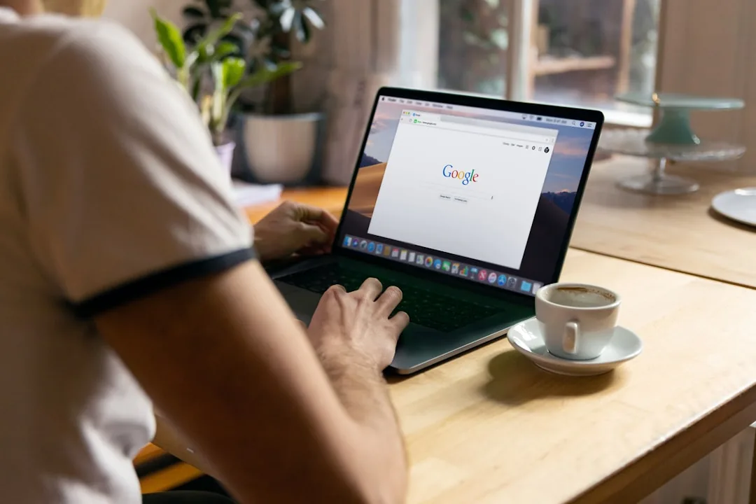 Recherche Google sur un ordinateur portable — le réflexe de toute cliente avant d'acheter