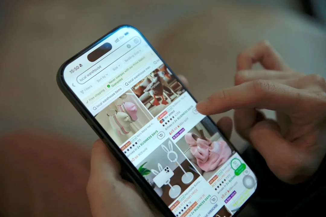 Cliente parcourant une application d'achat sur son smartphone au lieu du site de la marque